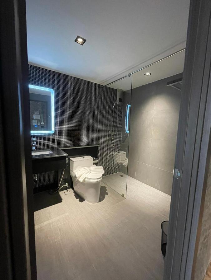 Habitación con cama extragrande y balcón