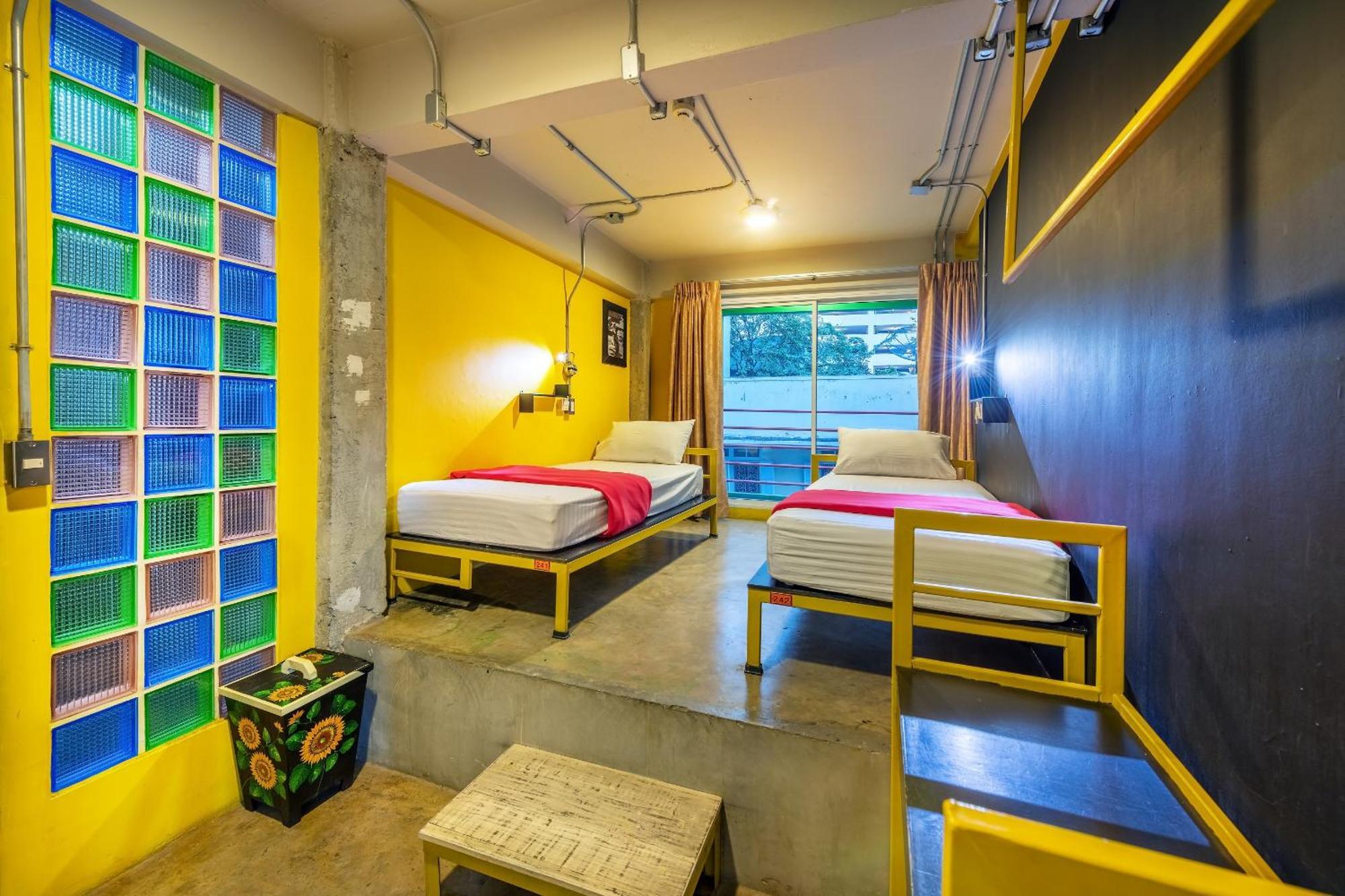 Quarto com 2 Camas de Solteiro e Banheiro Privativo
