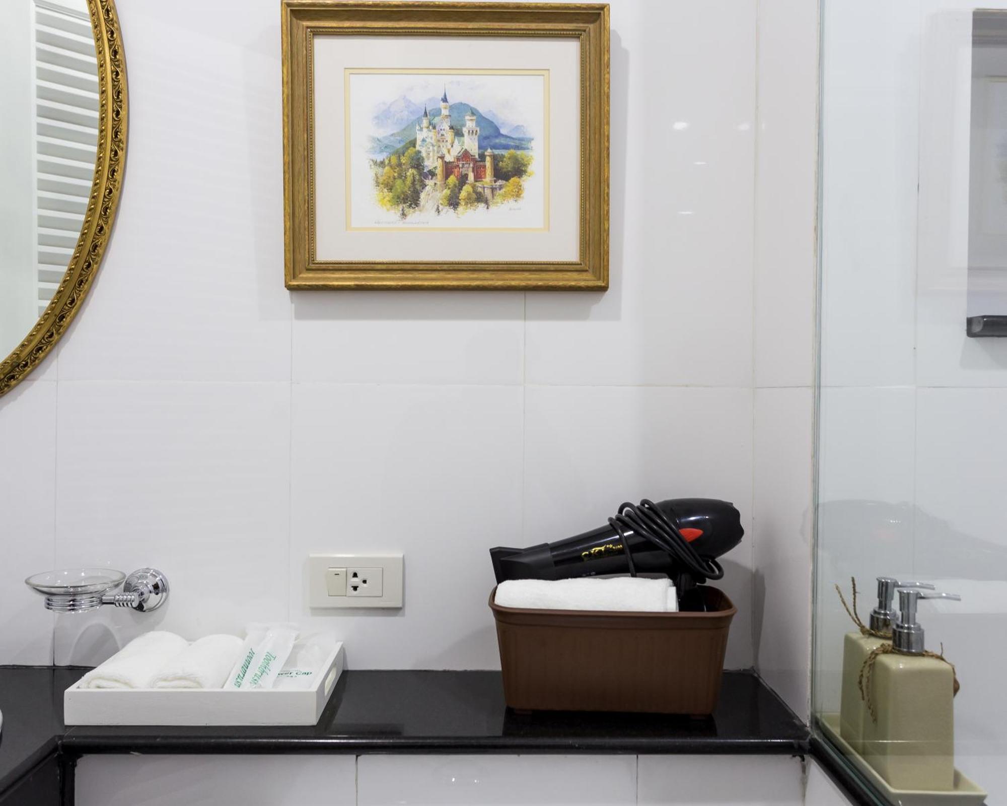 Family Room Private Bathroom
