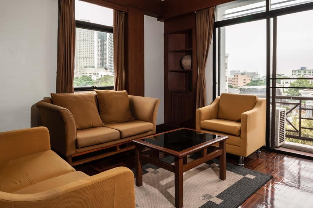 Deluxe One-Bedroom Apartment