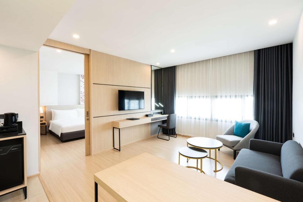 Two-Bedroom Suite One Queen Bed Twin Beds Non-Smoking