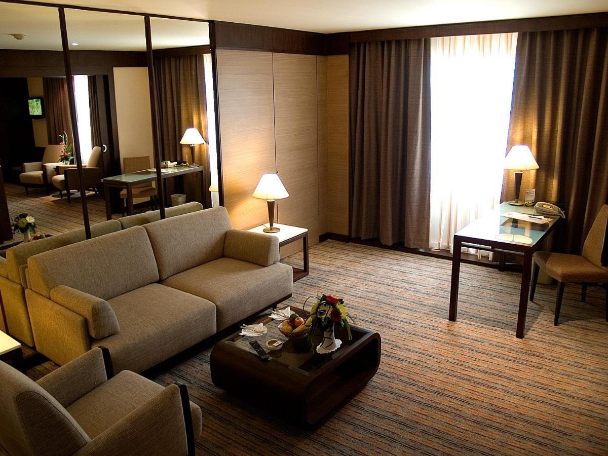 Executive Suite,1209051862:JPEG