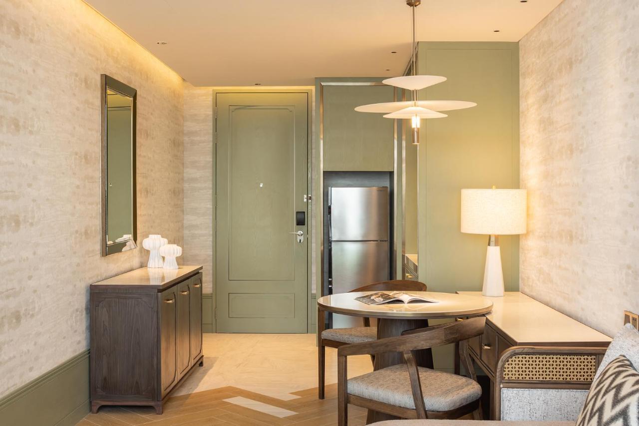 Premium One Bedroom Suite Lounge Access