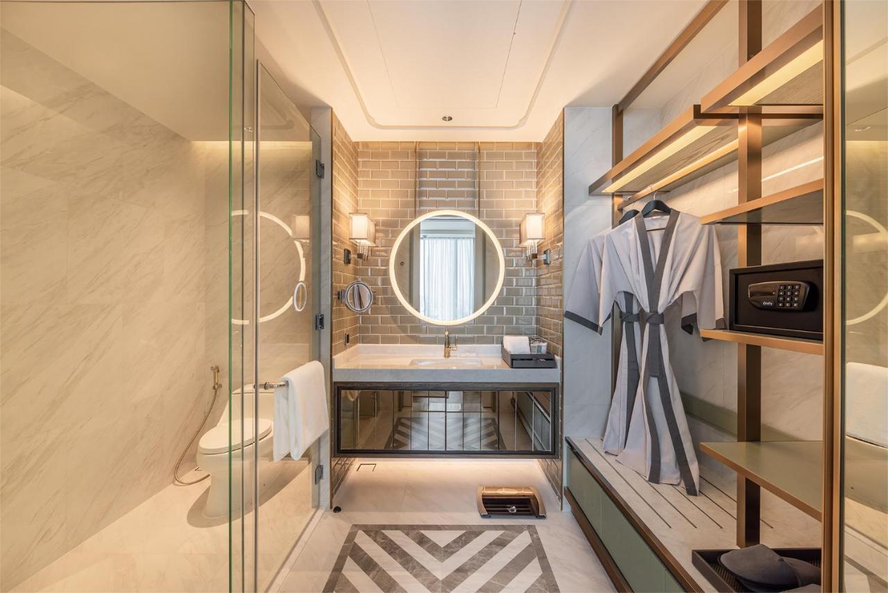 One Bedroom Suite Lounge Access