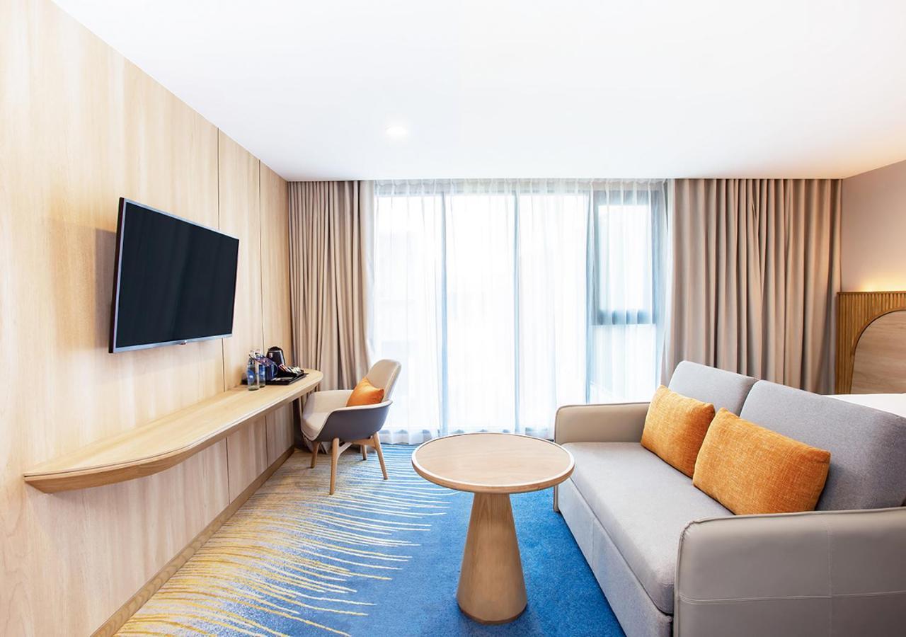 Queen Suite Kitchenette