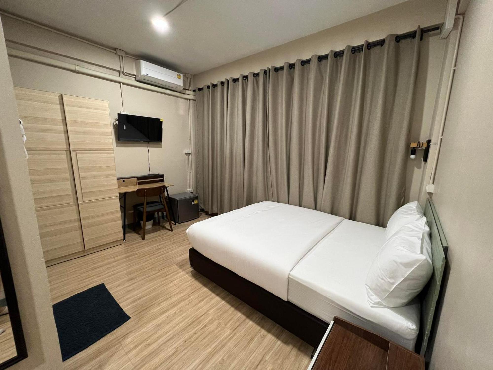 Standard Queen Room