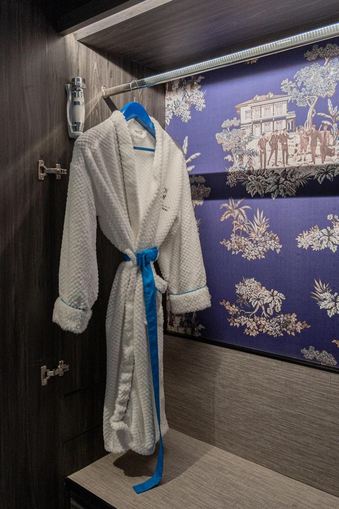 Premium Sapphire King Room Club Benefits