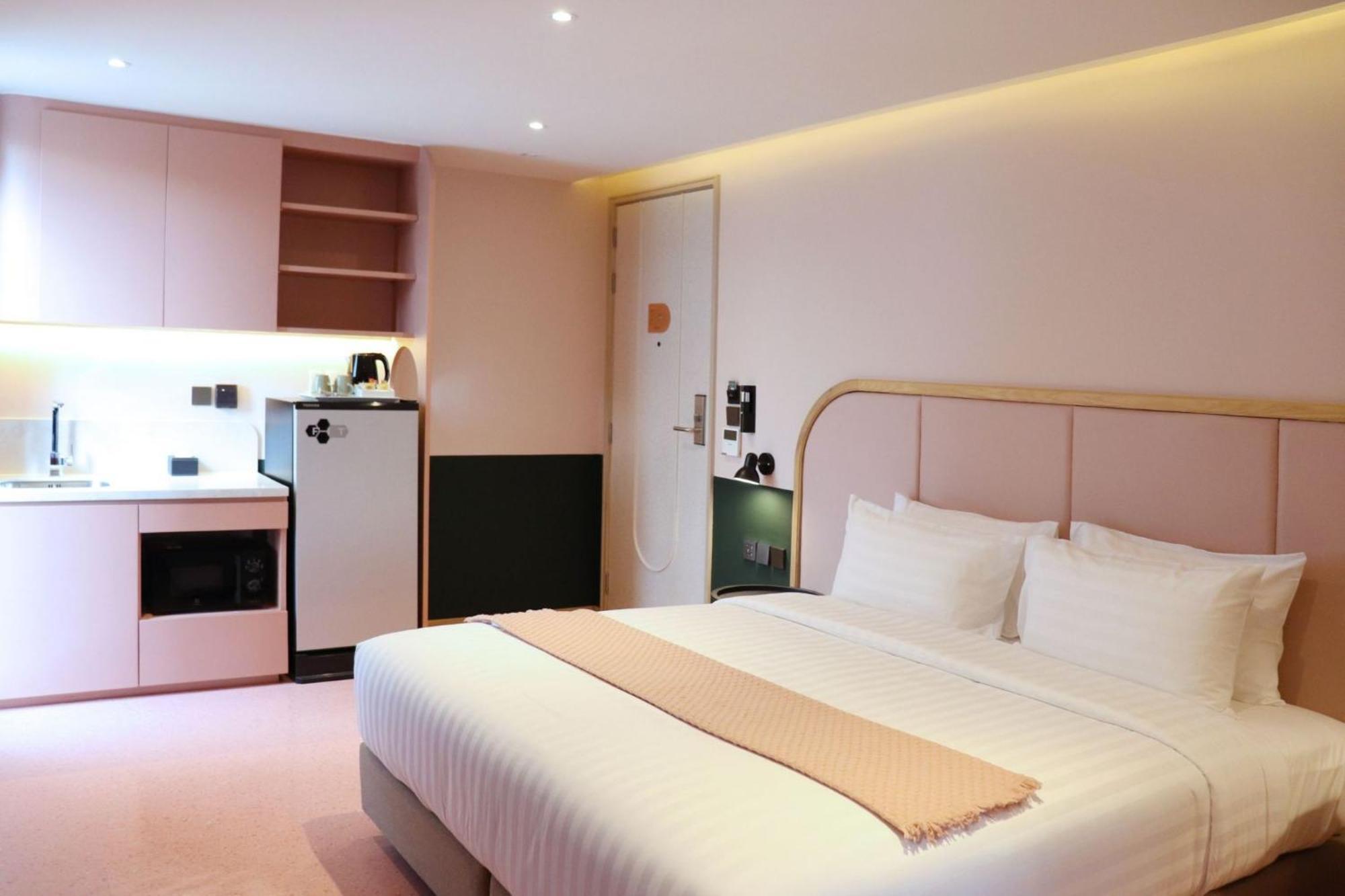 Deluxe Double or Twin Room Bath Tub