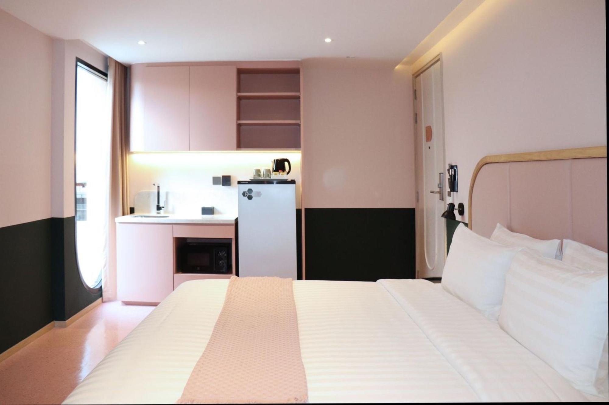 Deluxe Double or Twin Room Bath Tub