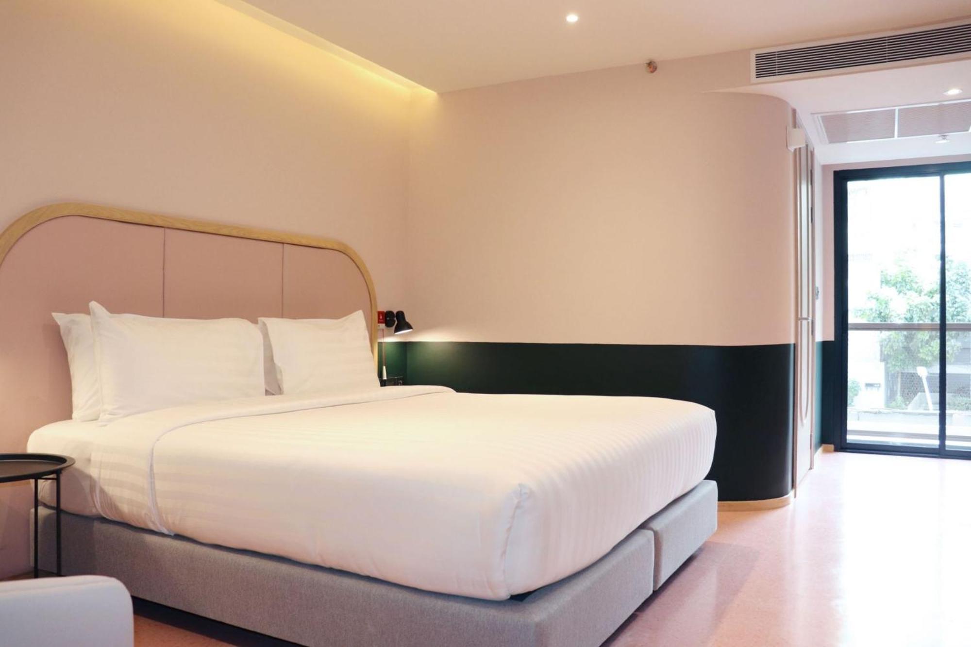 Deluxe Double Room Shower
