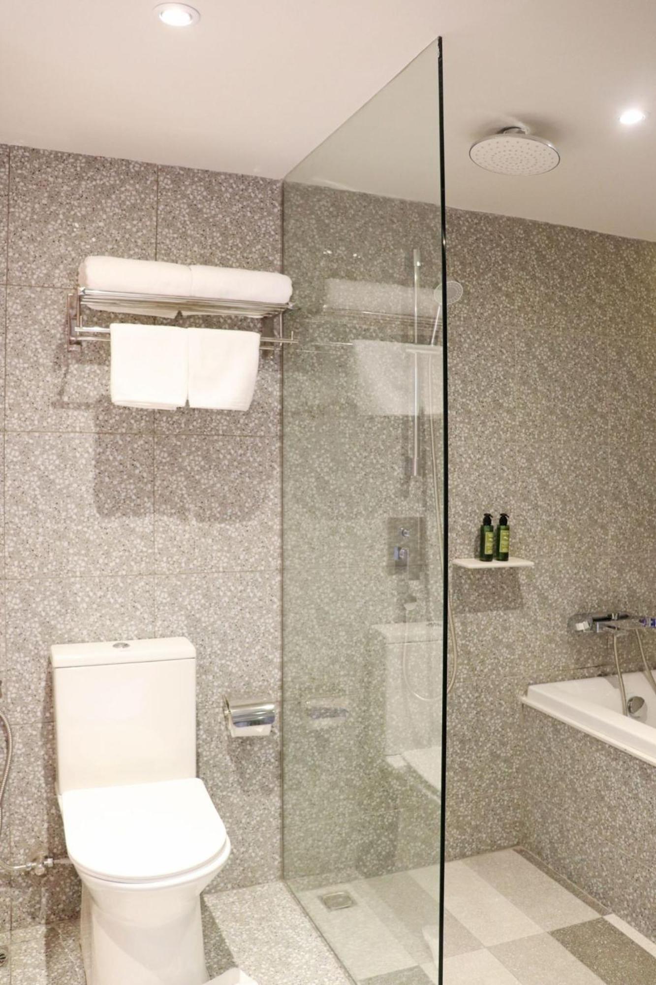 Deluxe Double or Twin Room Bath Tub