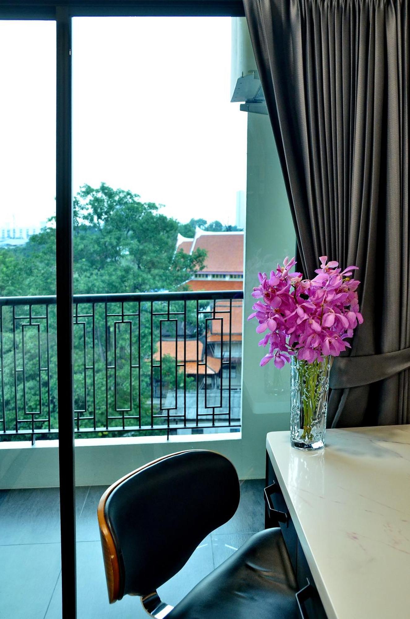 Superior King Room City View