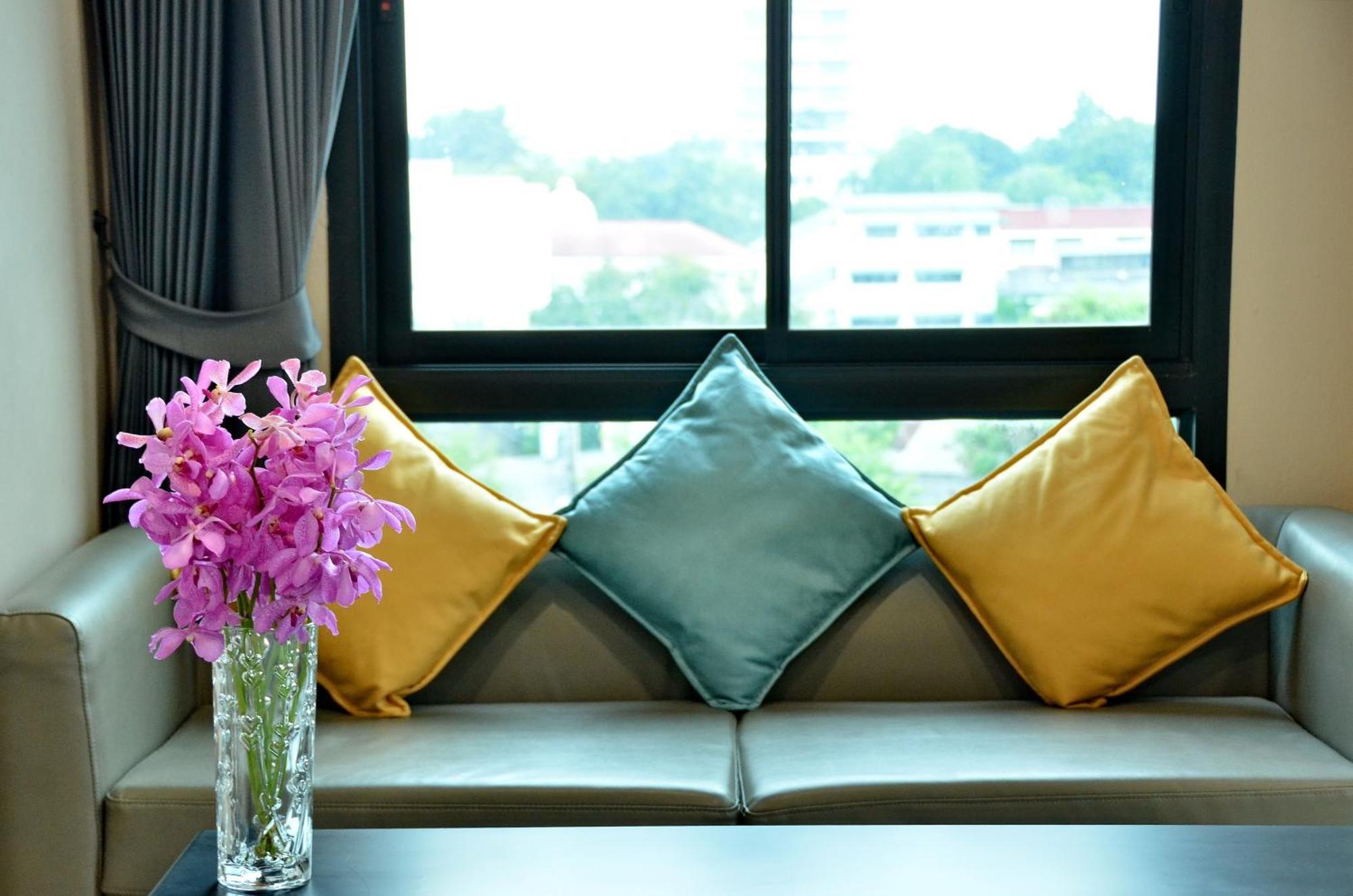 Deluxe Corner River View