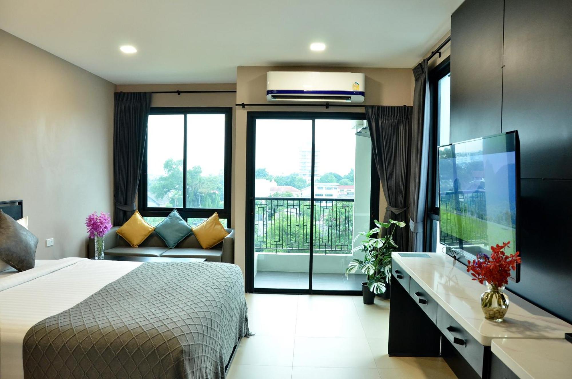 Deluxe Corner River View