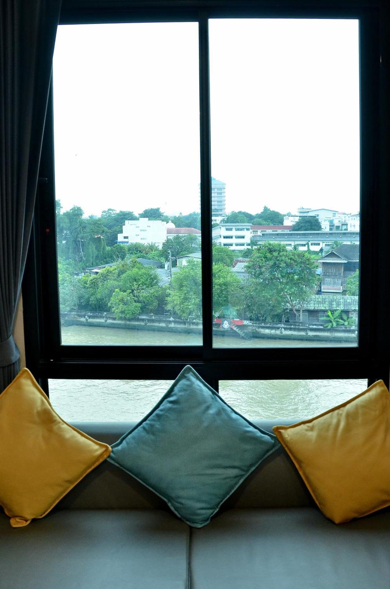 Deluxe Corner River View