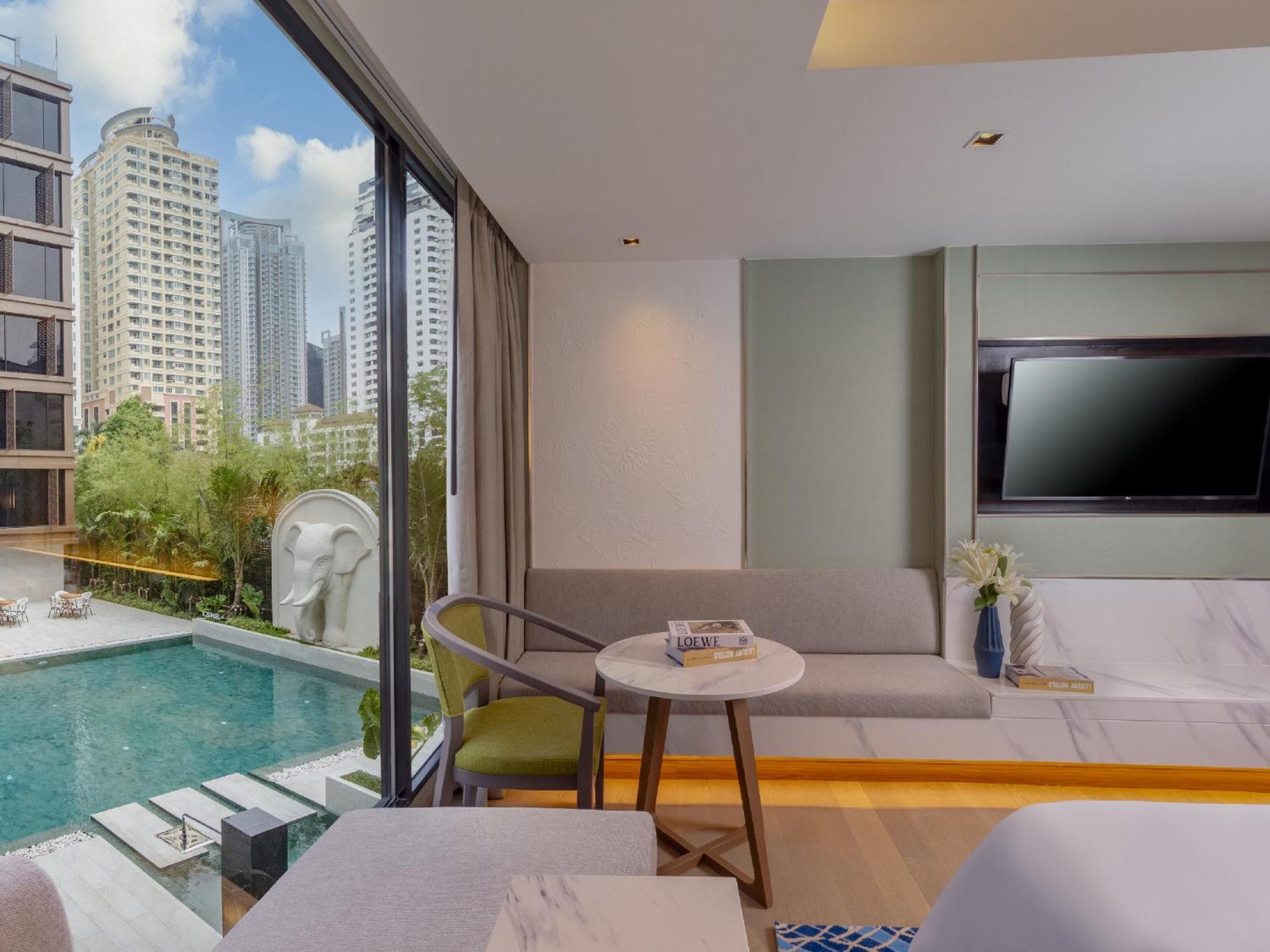 Premier Pool View