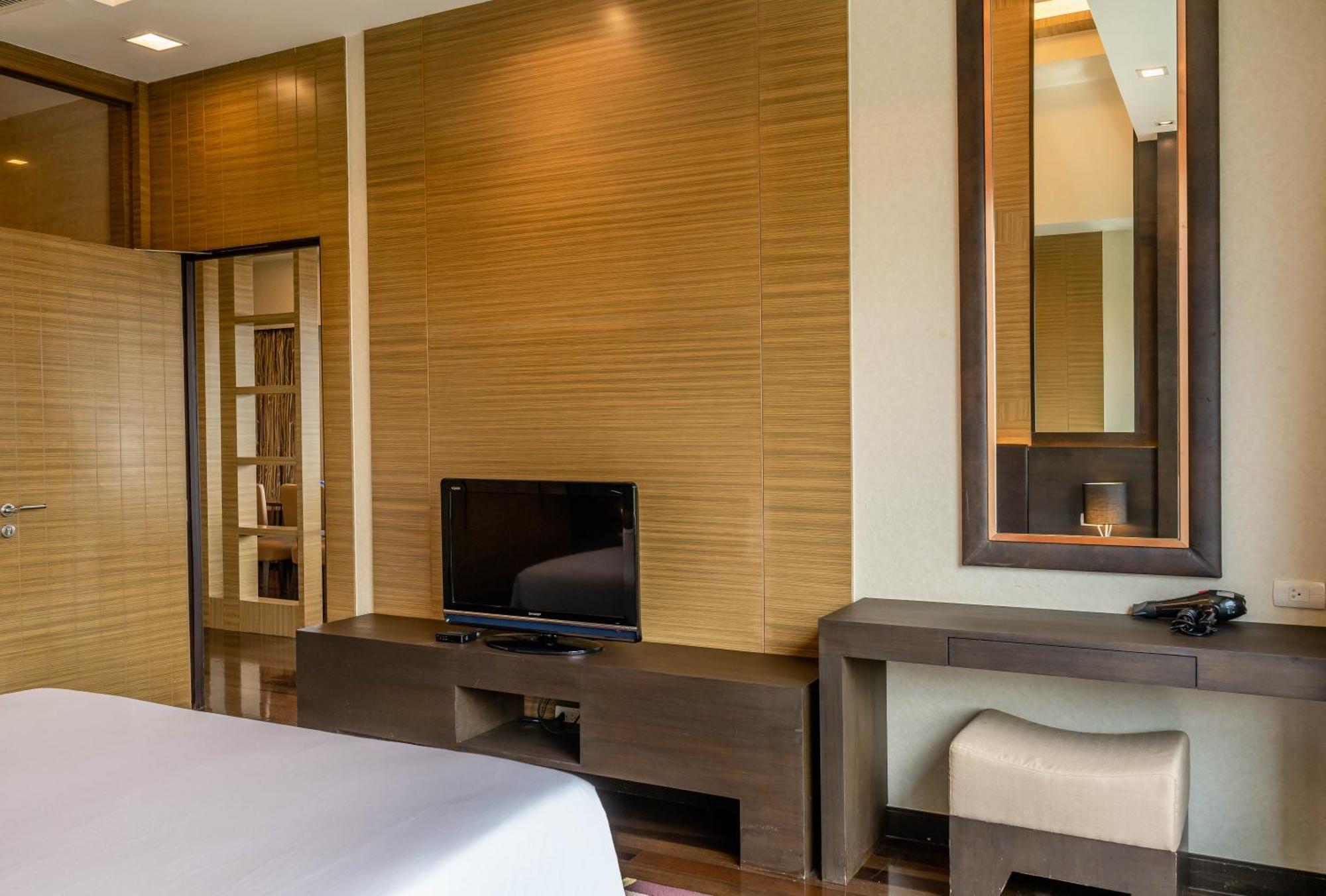 Executive Suite,1584459304:JPEG