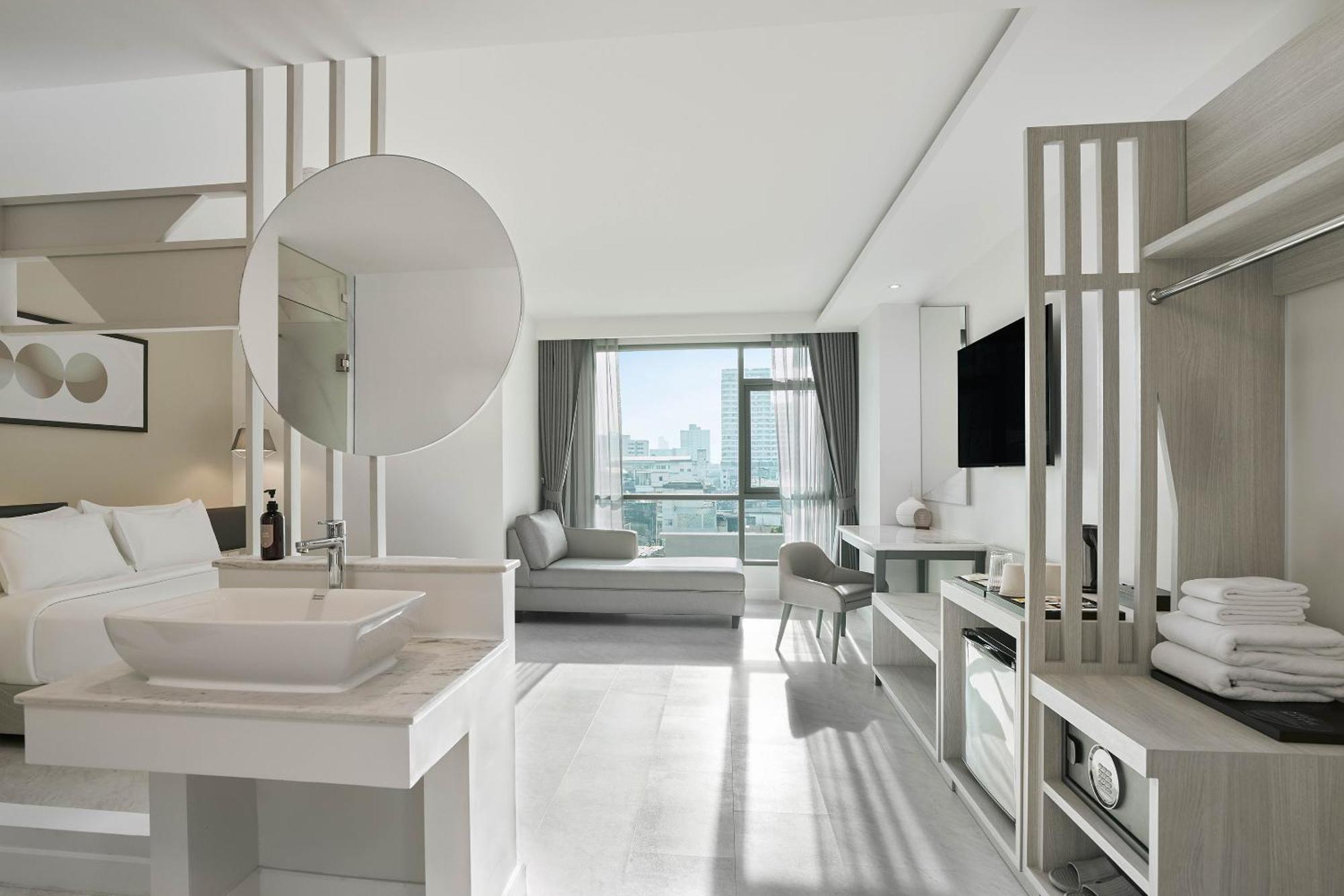Deluxe Premier Double Room city view