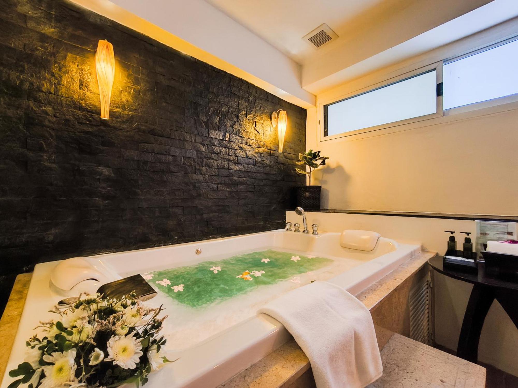 Suite Spa Bath