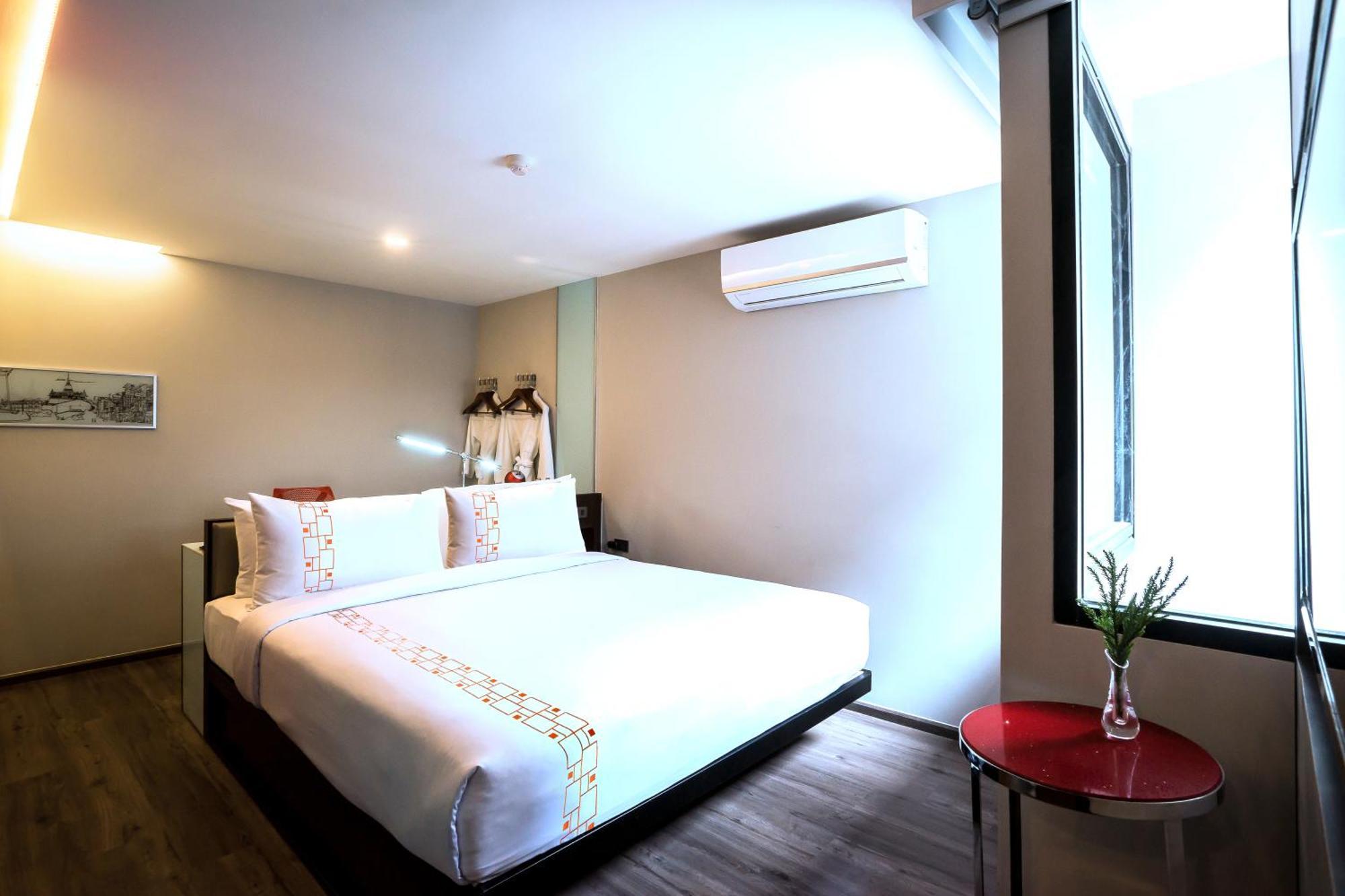 Deluxe King Room Corner Room or Non-Smoking