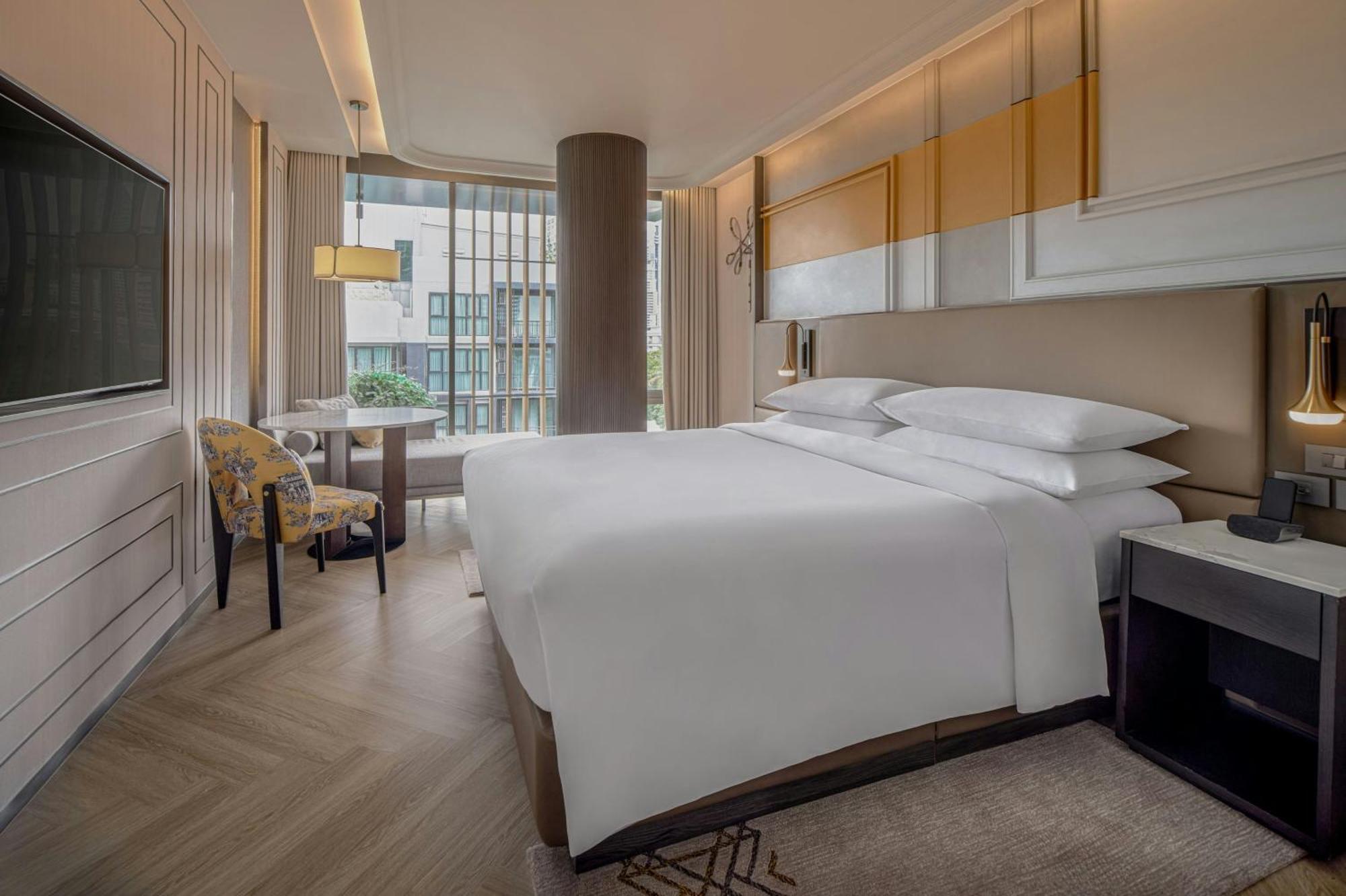 Superior Topaz King Room