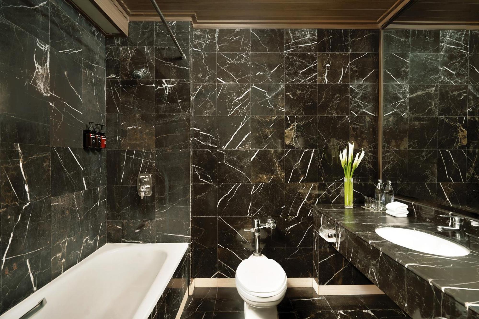 Executive Suite with 1 King Bed, Executive Lounge Access - 20% off on Food & Beverages