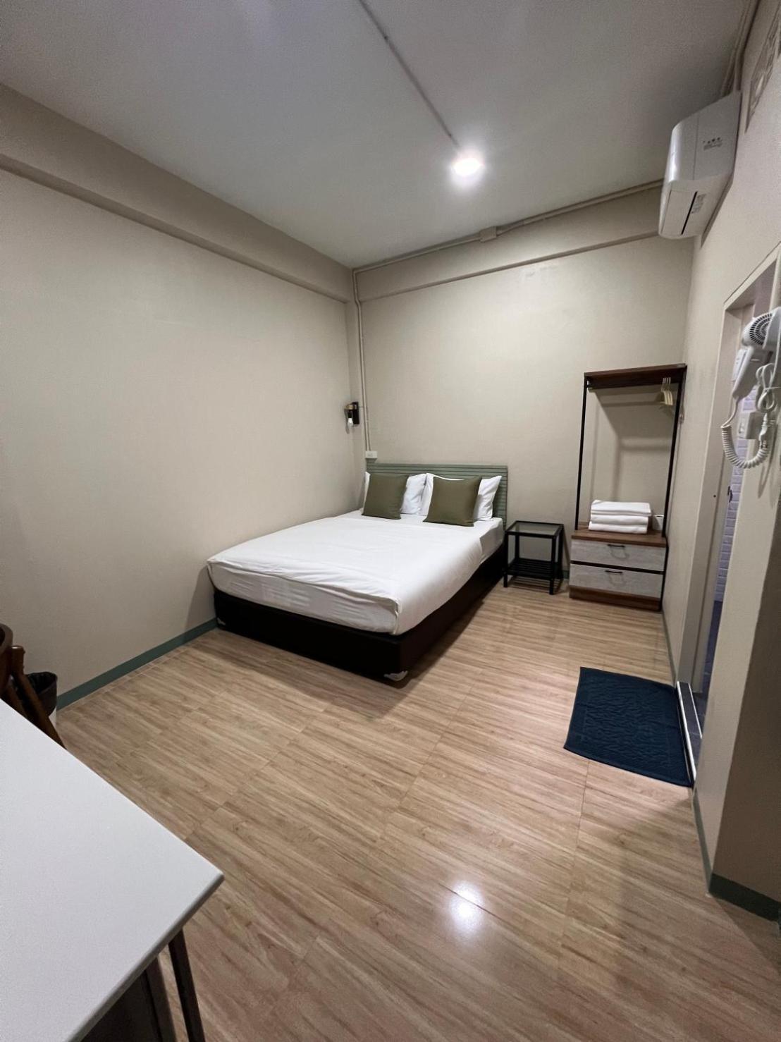 Economy King Room No Window
