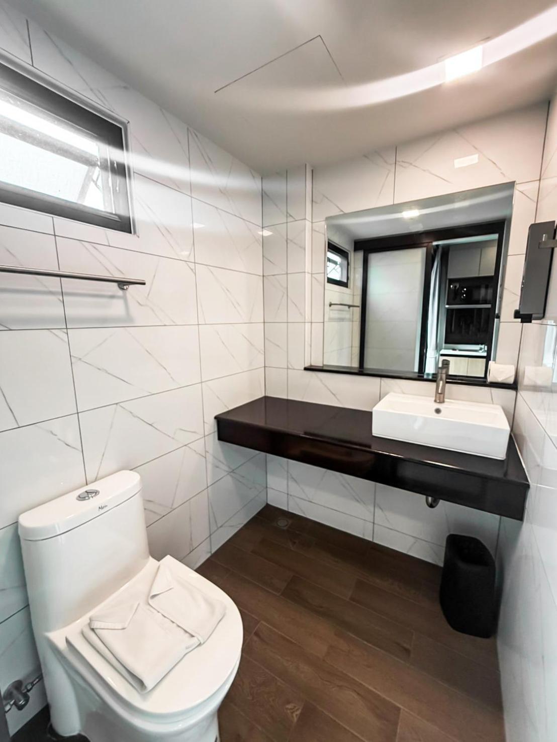 Executive Suite,1664771890:JPEG