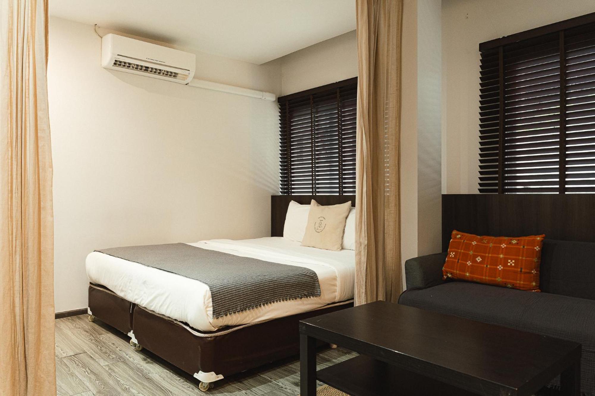 Deluxe Room,1679601667:JPEG