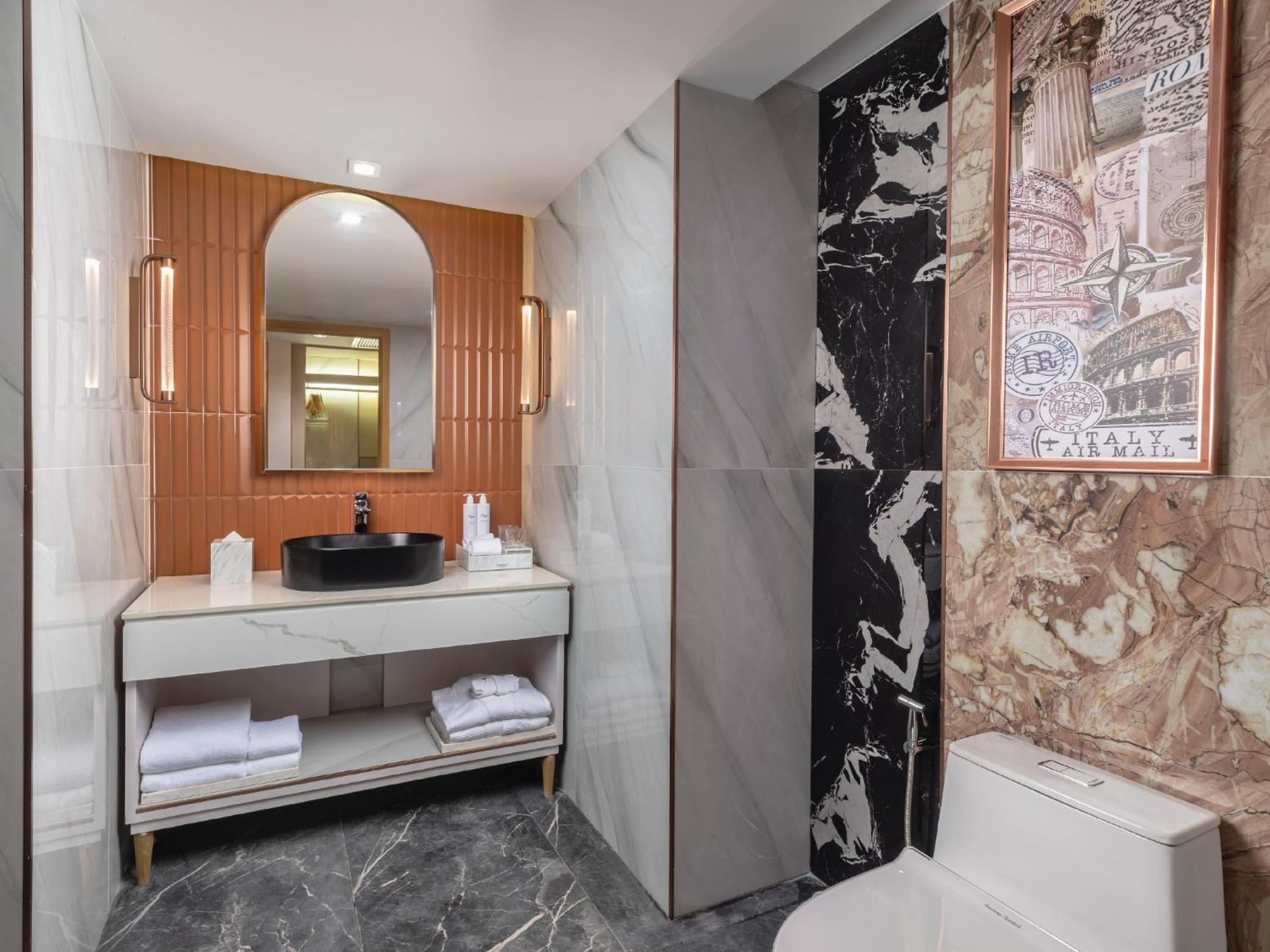 Deluxe Dual Shower Room