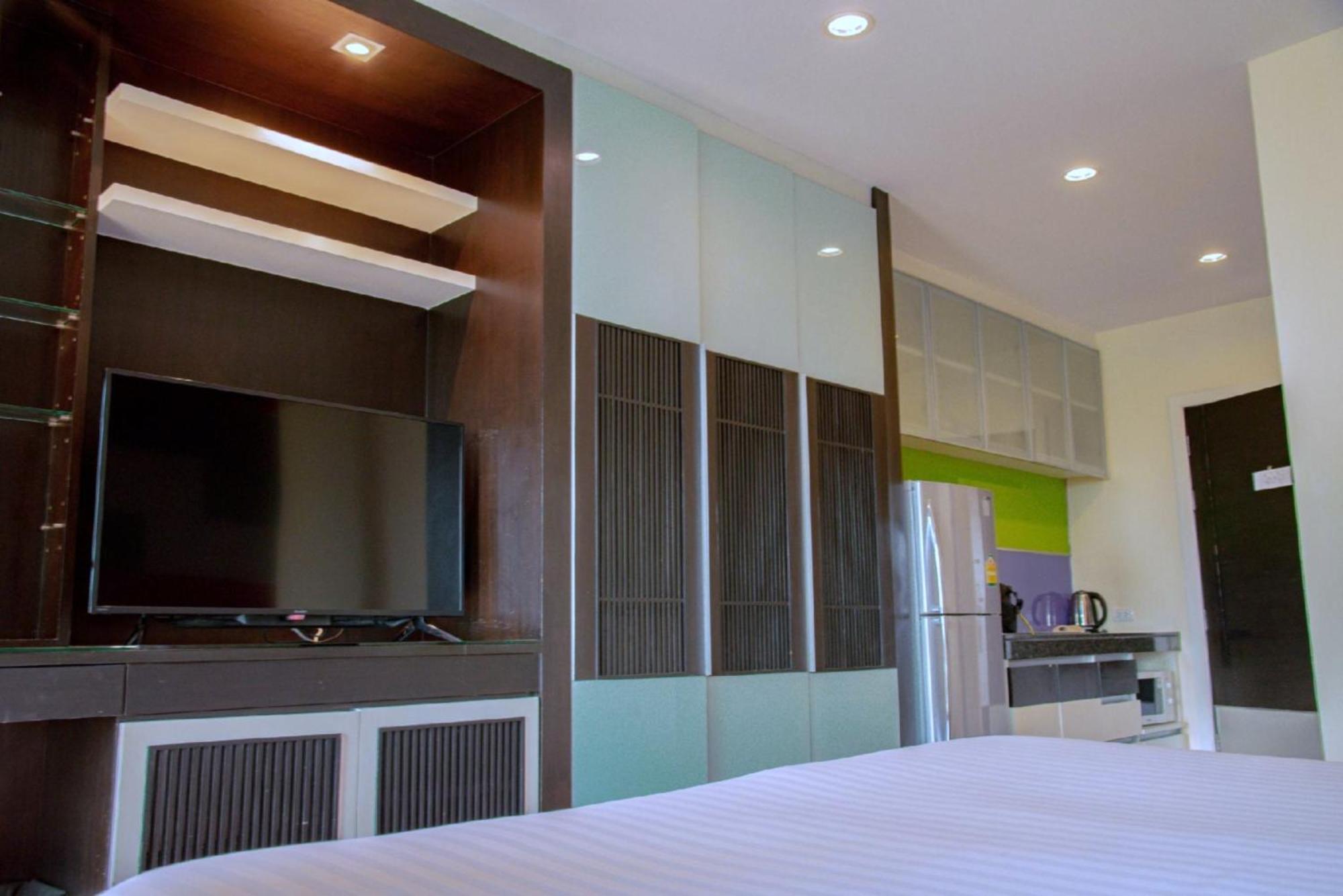 Superior King Room City View