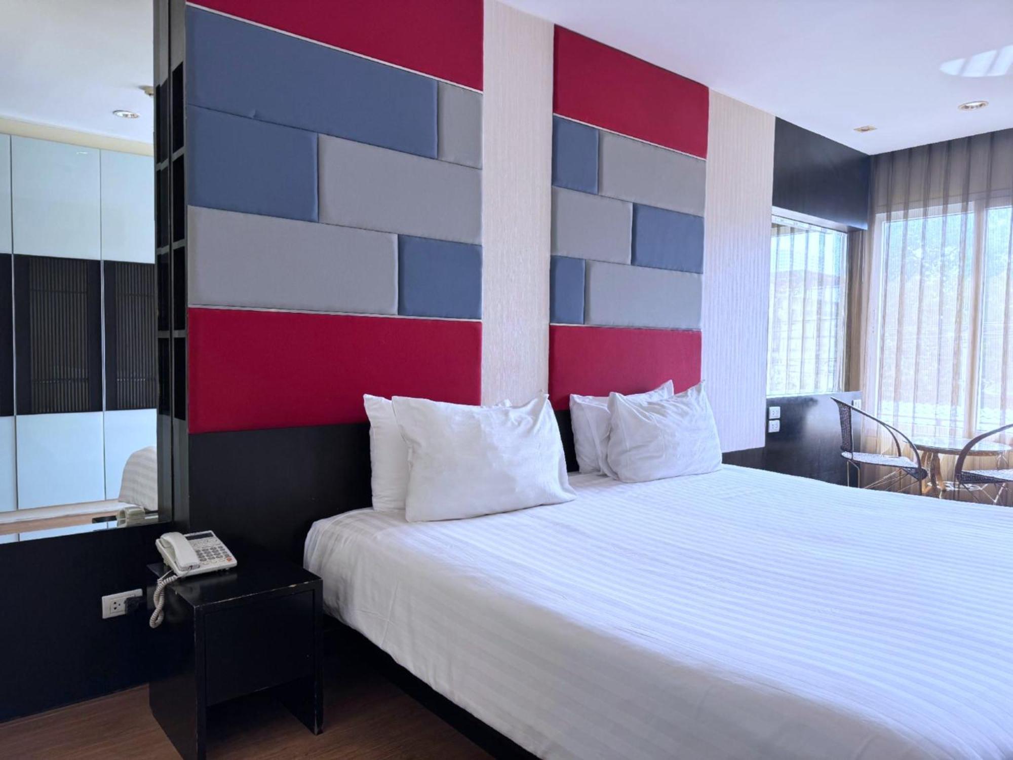 Superior King Room City View