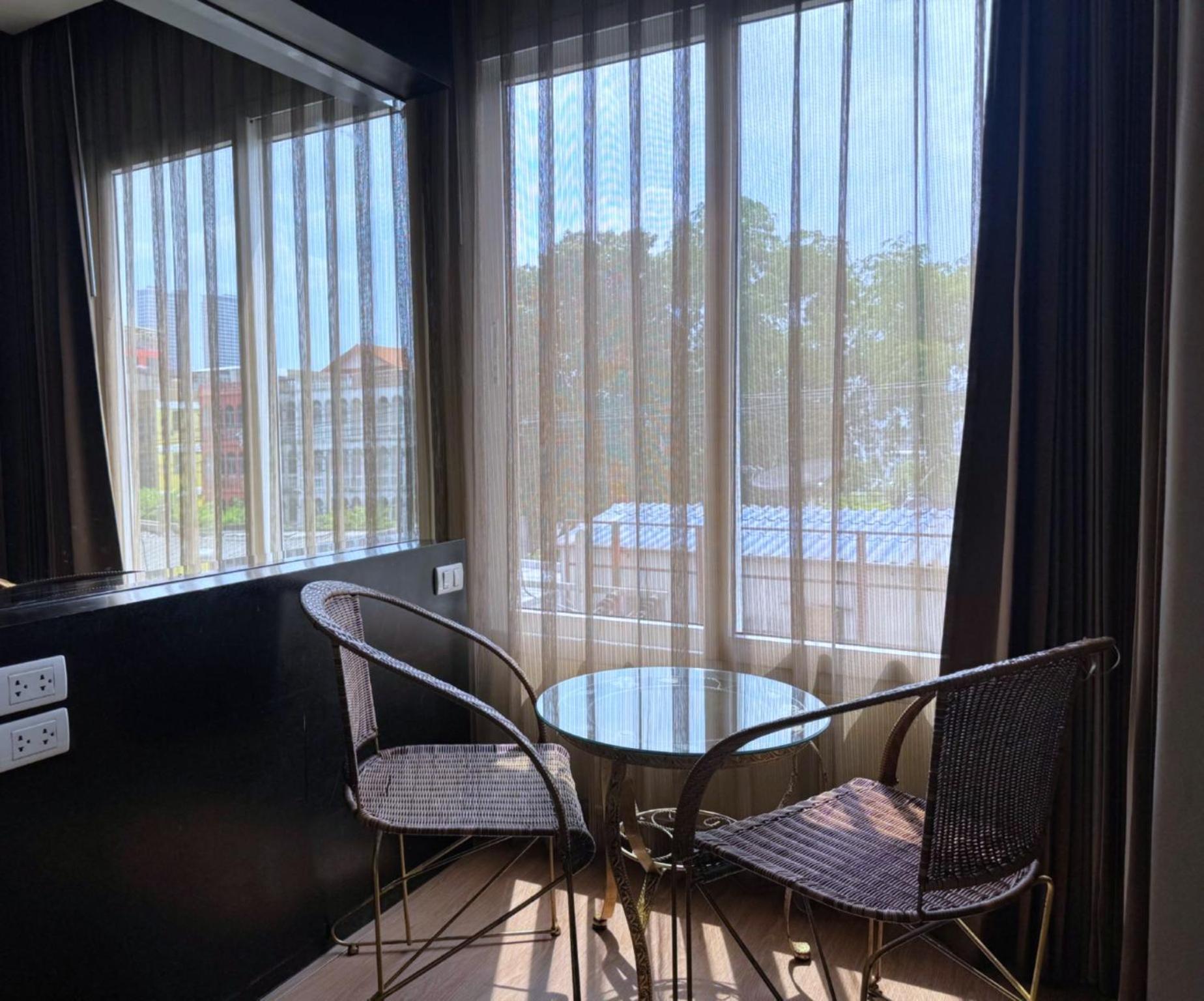 Superior King Room City View