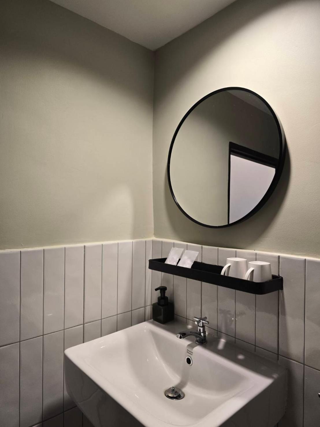 Premier Twin Room Shower,1742827636:JPEG