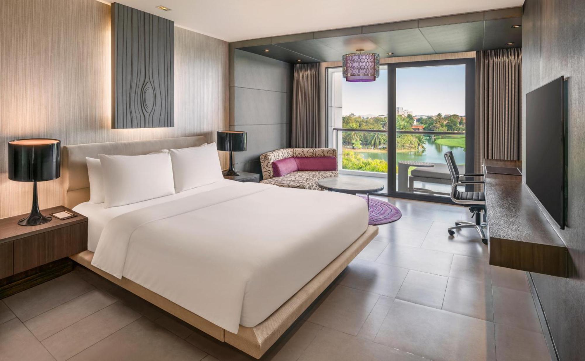 King Deluxe Suite with Golf View