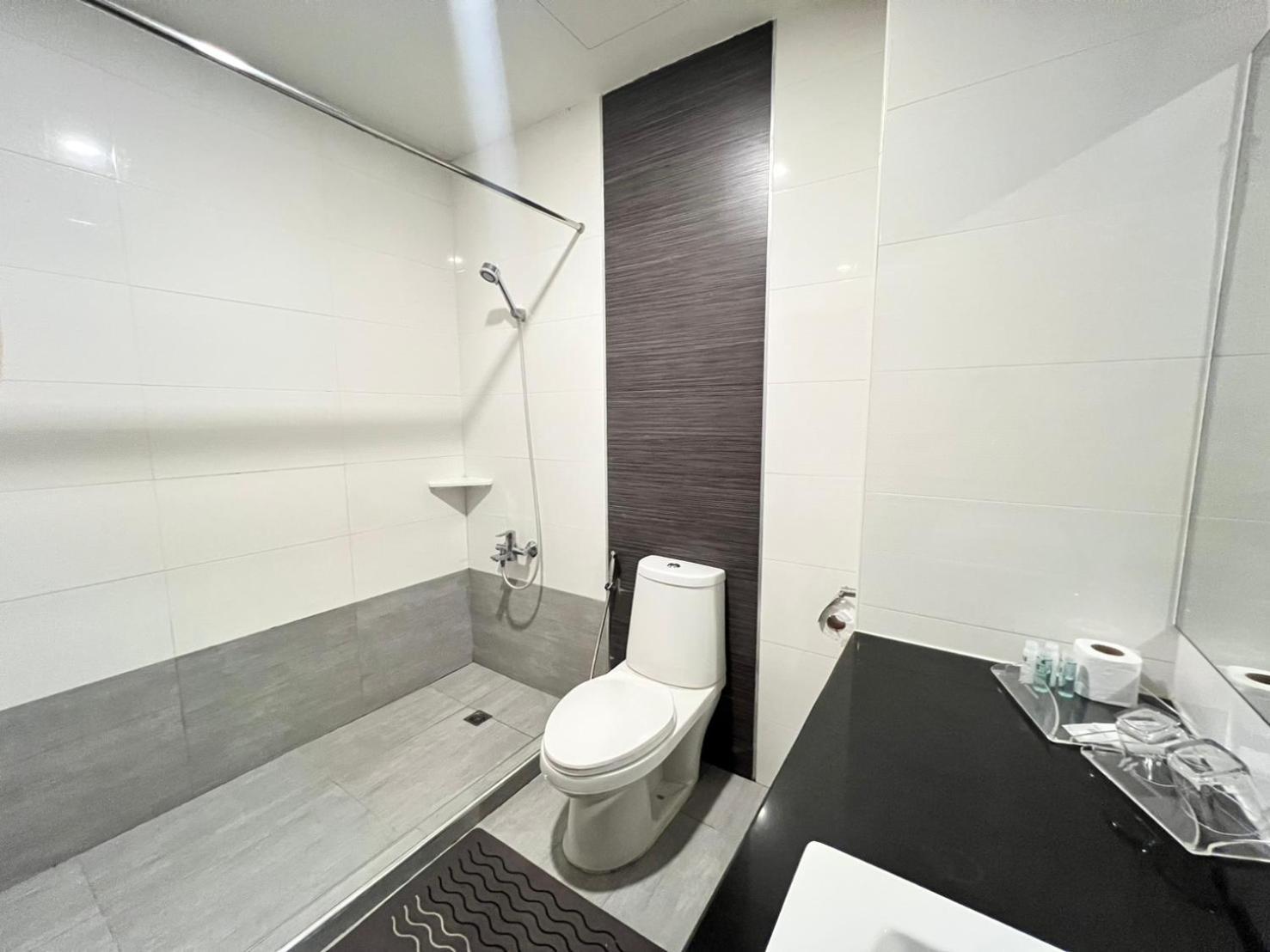 Triple Room Shower