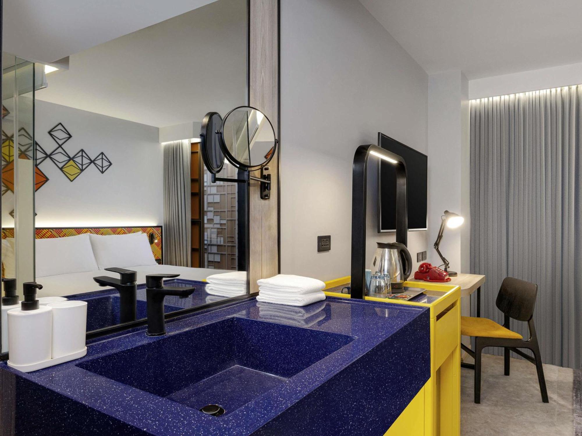 Superior King Room Atrium View