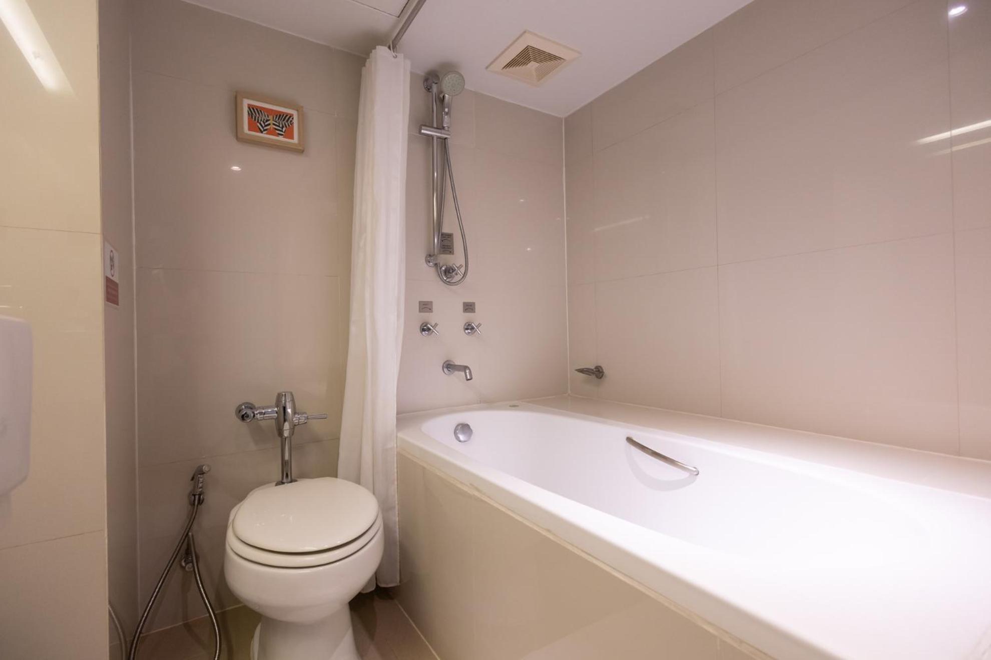 Standard Room Bathtub
