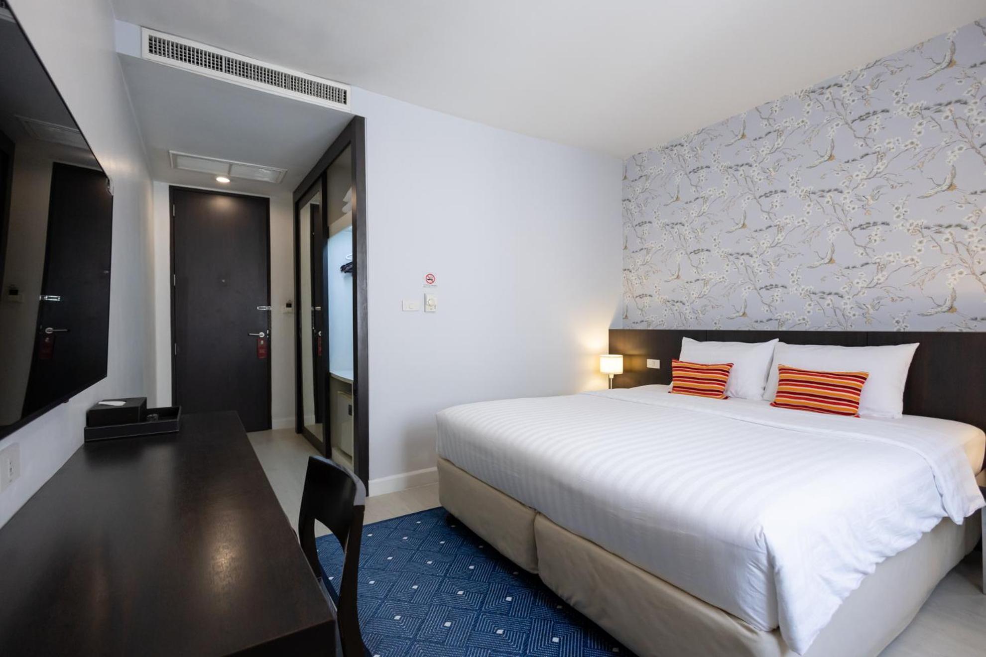 Deluxe Room Bathtub