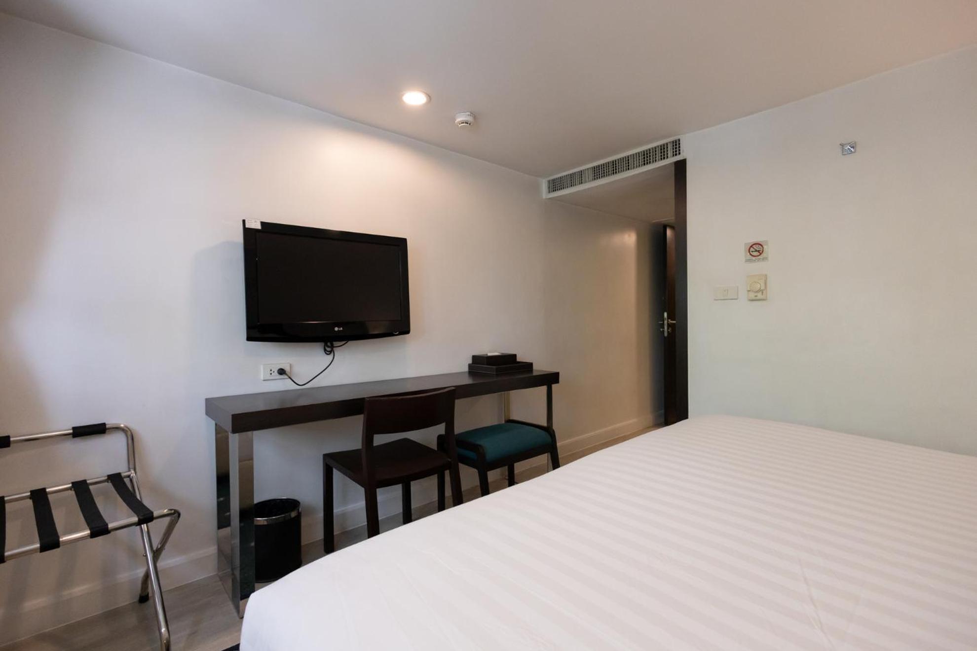 Standard Room Bathtub