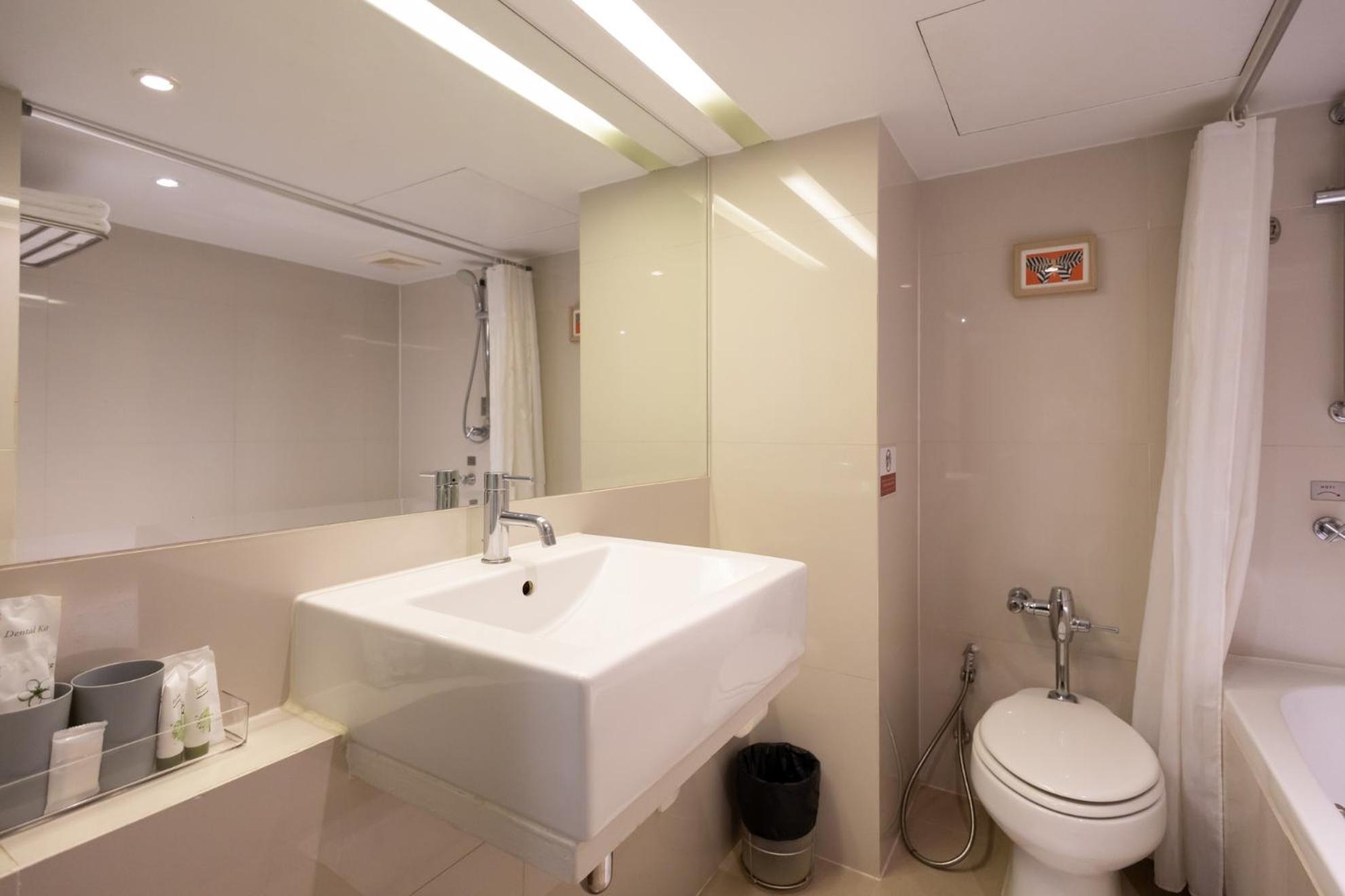 Standard Room Bathtub