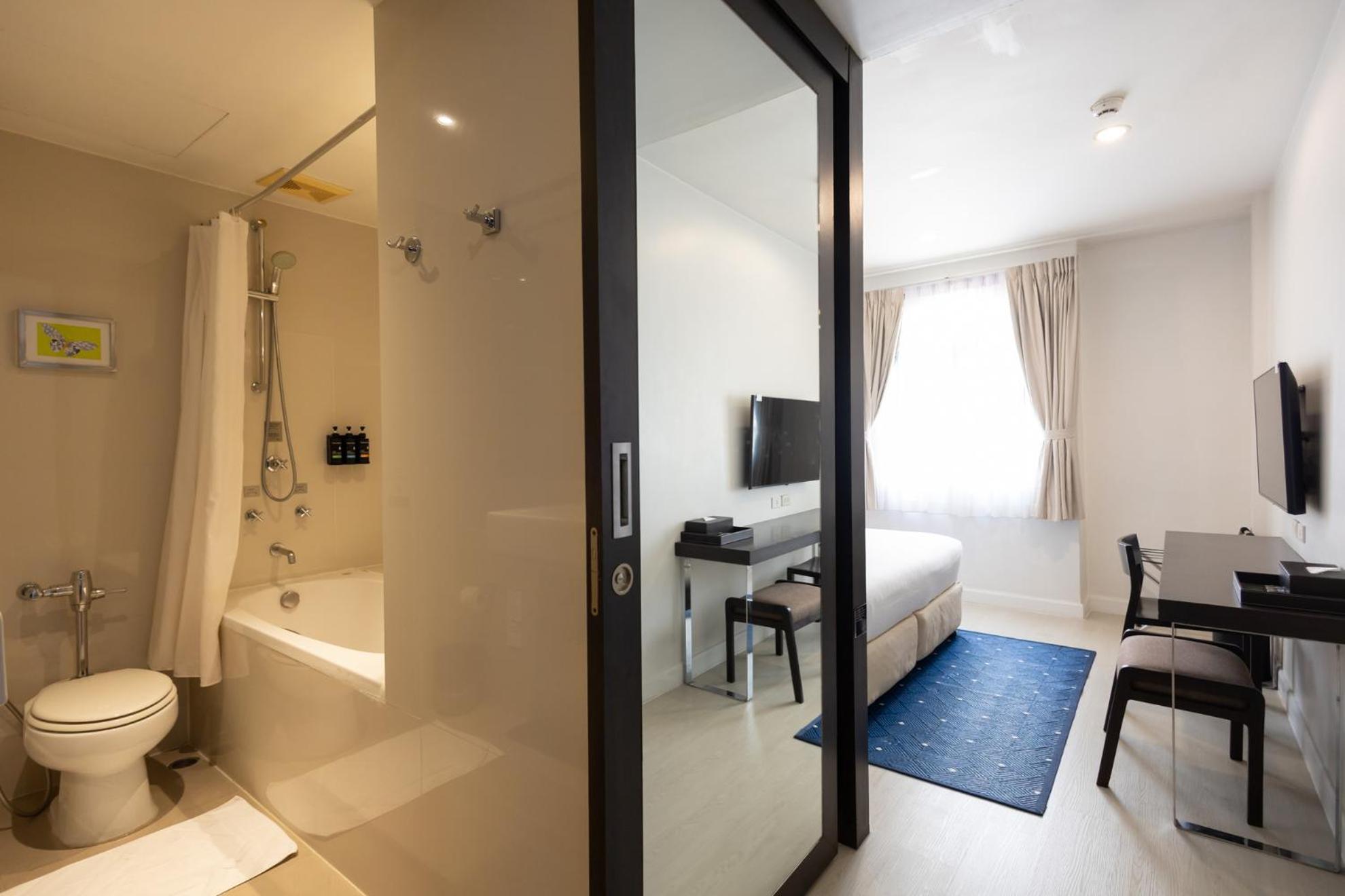 Deluxe Room Bathtub