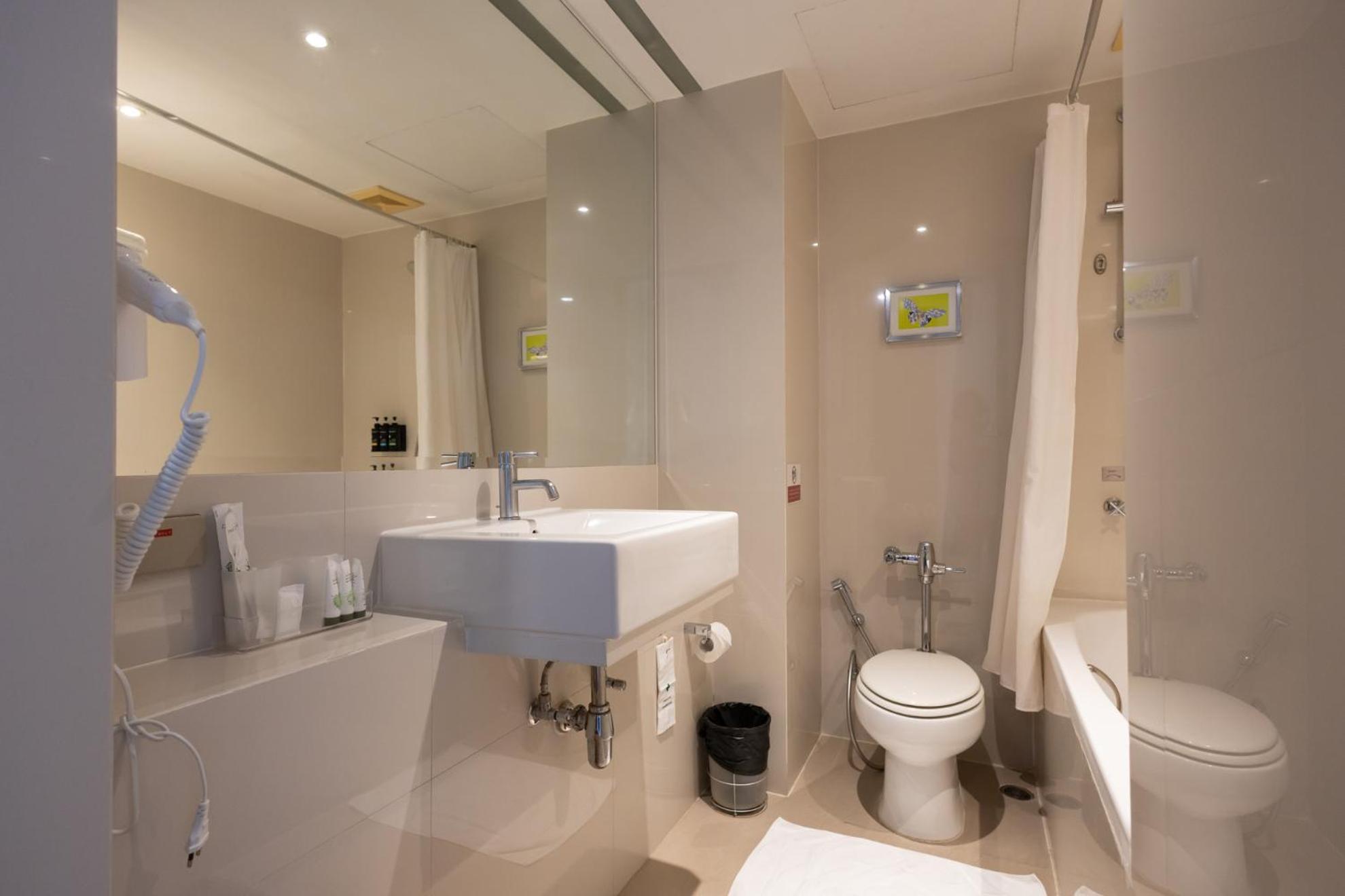 Deluxe Room Bathtub