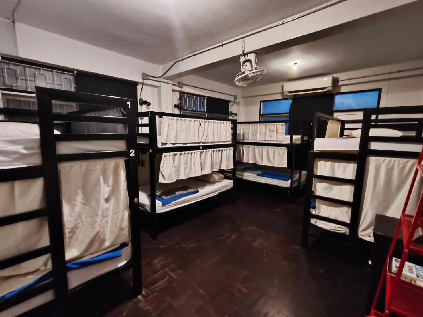 Cama en dormitorio masculino compartido