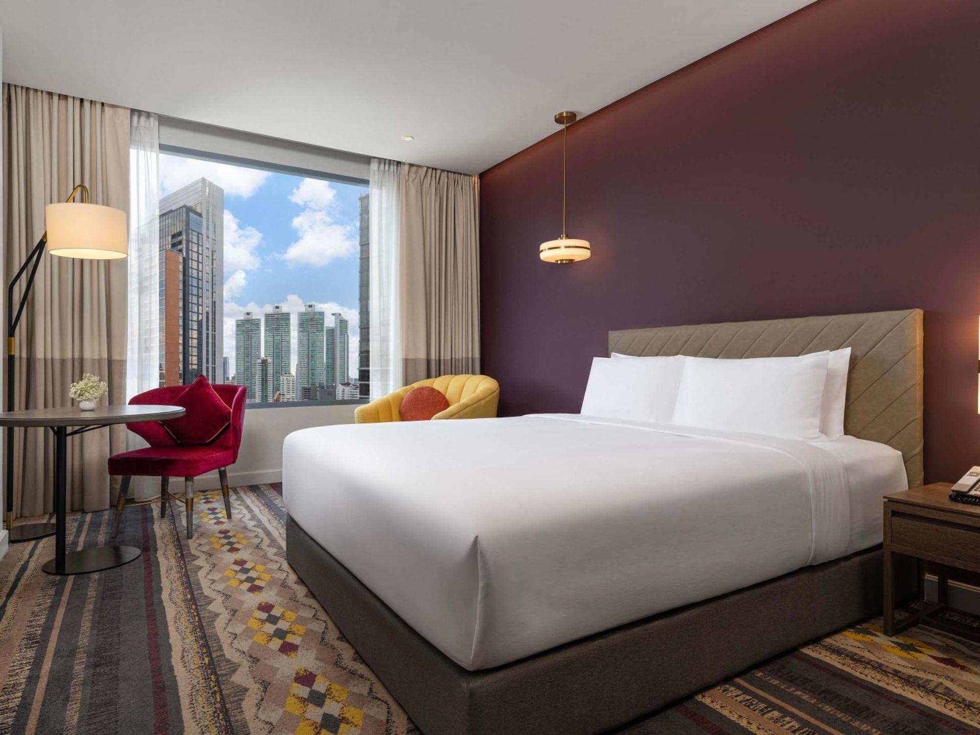 Superior King Room City View