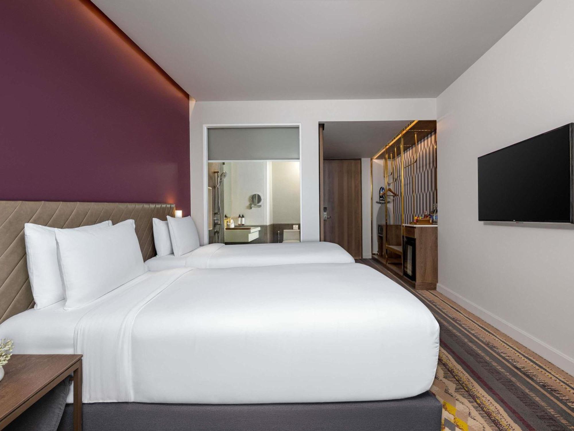 Superior King Room City View