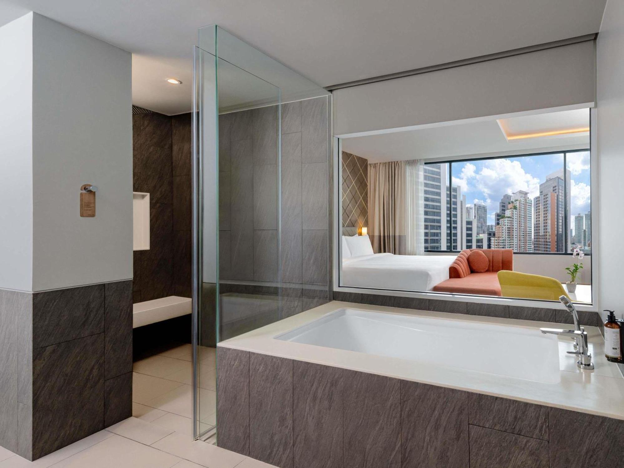 Deluxe King Suite City View