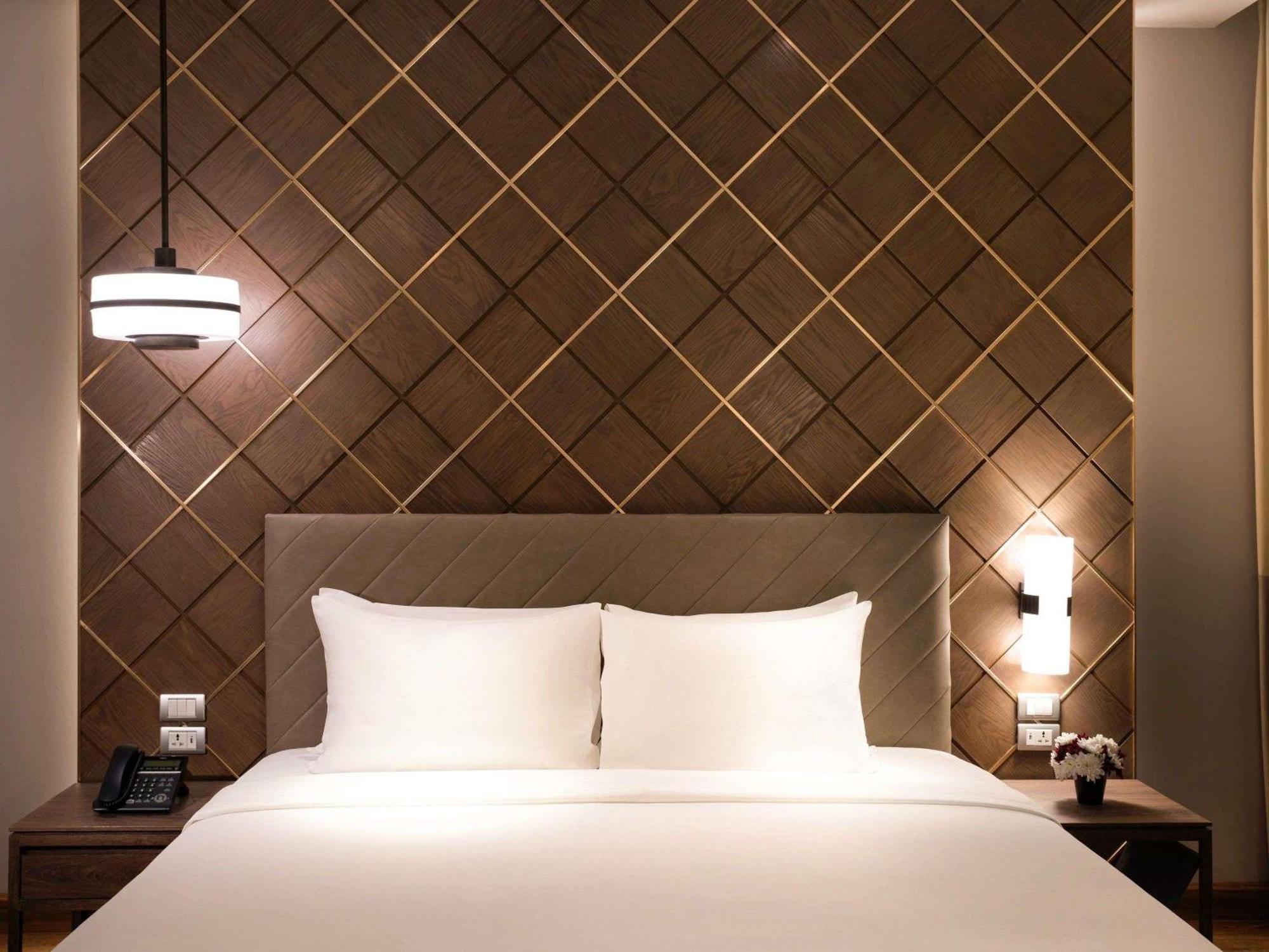 Deluxe King Suite City View