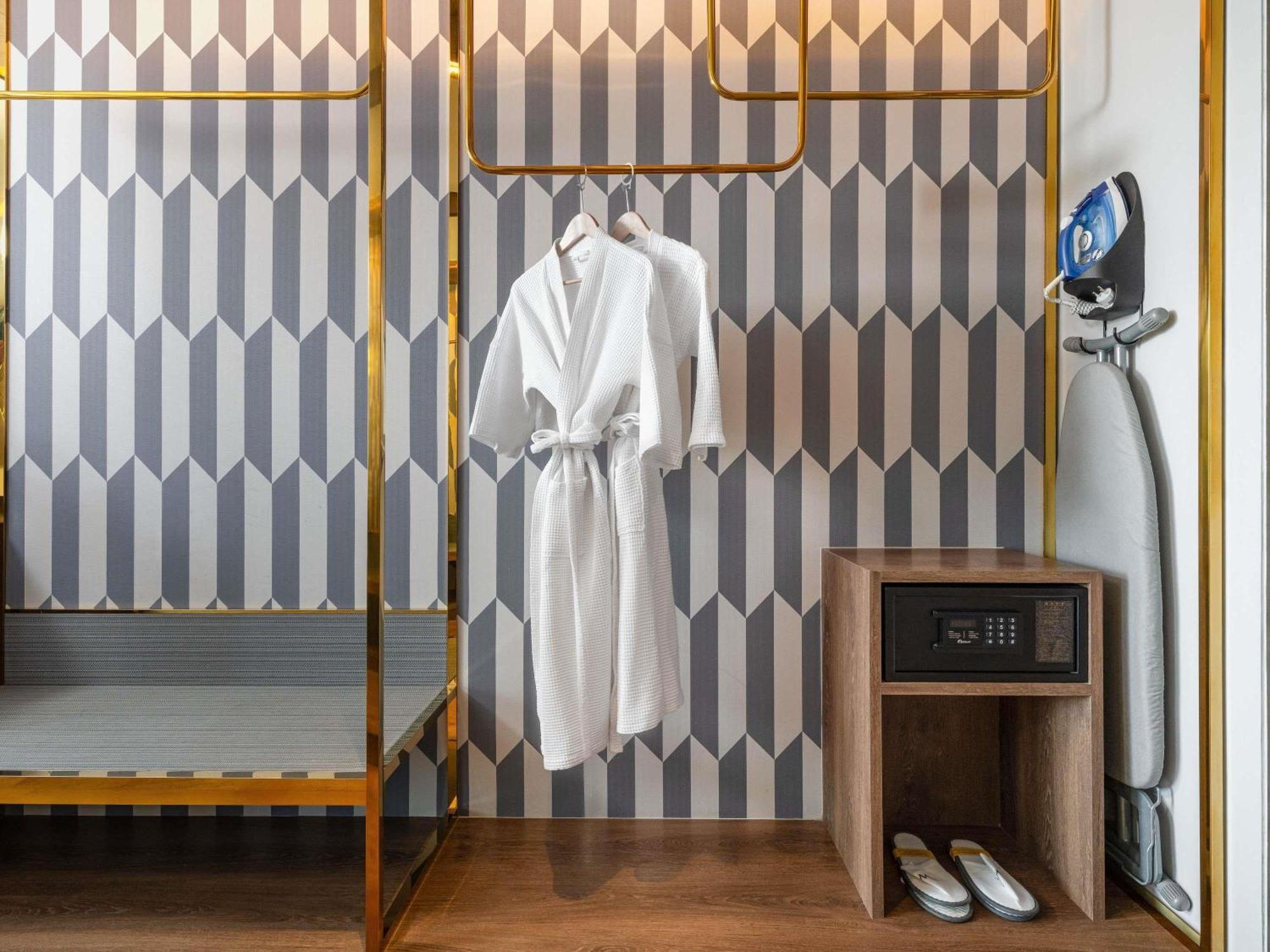 Deluxe King Room City View