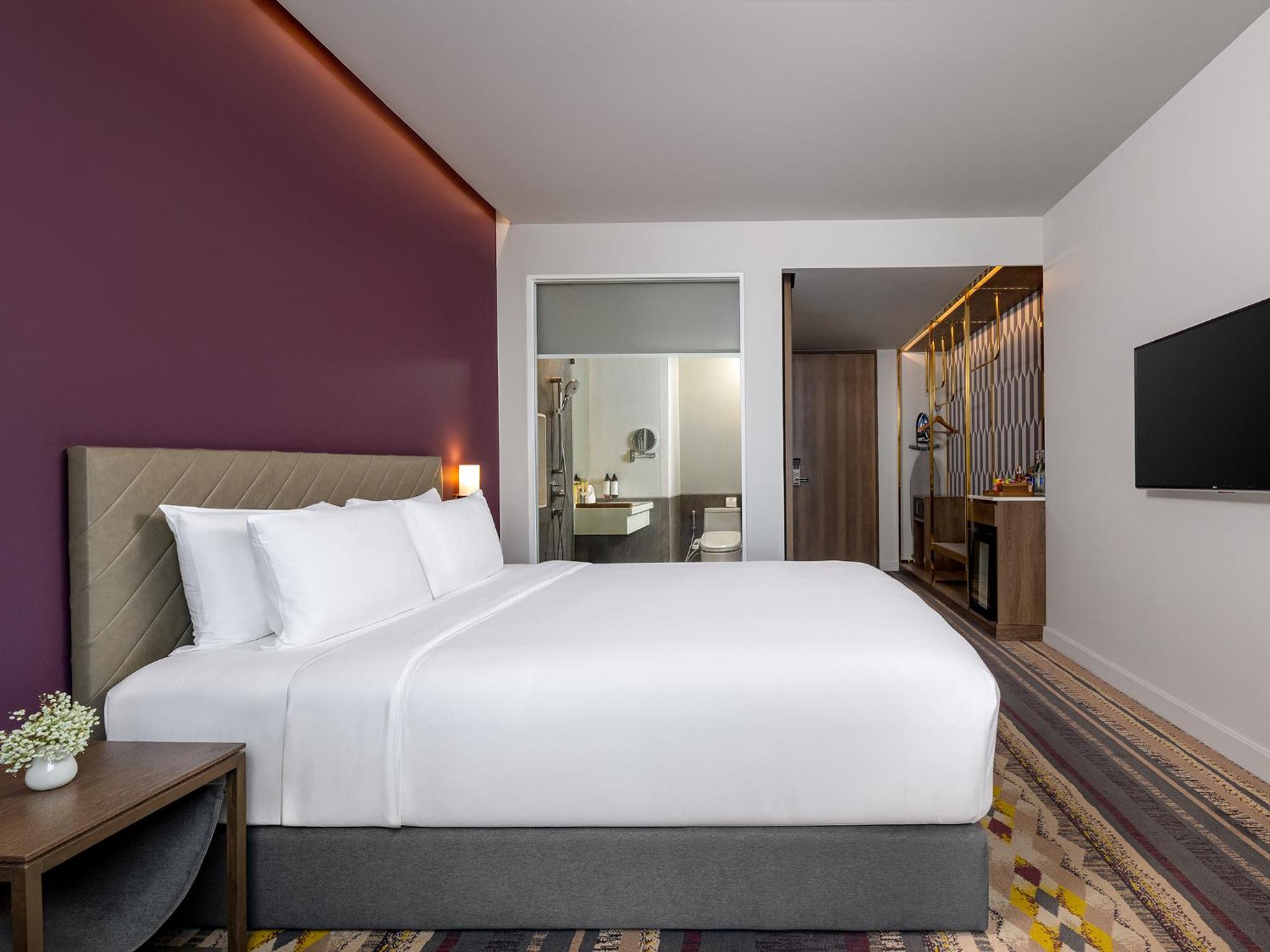 Superior King Room City View